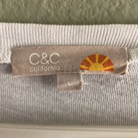 C&C Women’s “Be Joy Share Joy” Graphic V-Neck Top - Picture 4 of 5